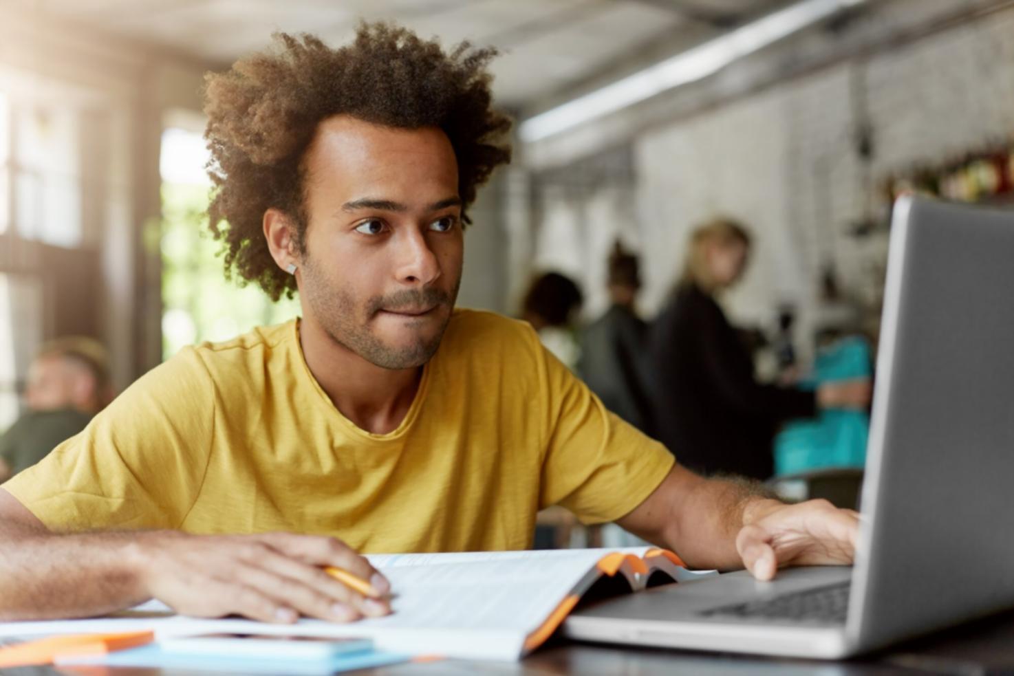 Étudiant travaillant sur ses documents financiers